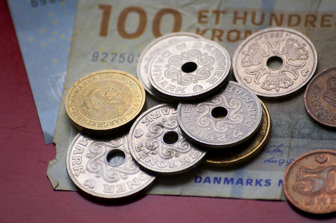 Dänische Münzen und Scheine