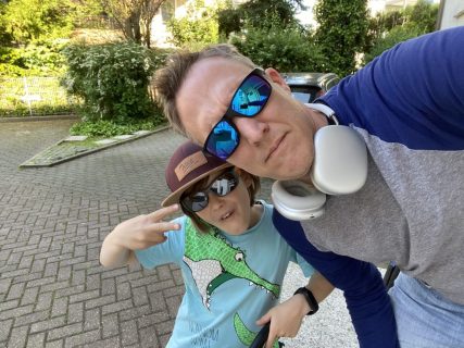 Maik Meid mit Kind, beide tragen Sonnenbrillen
