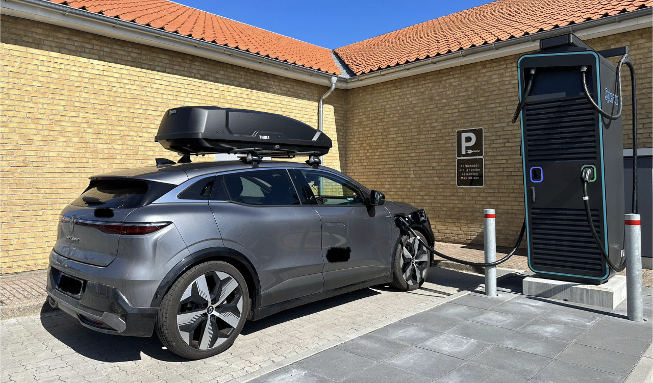 Renault Megane lädt an einem Schnelllader in Dänemark