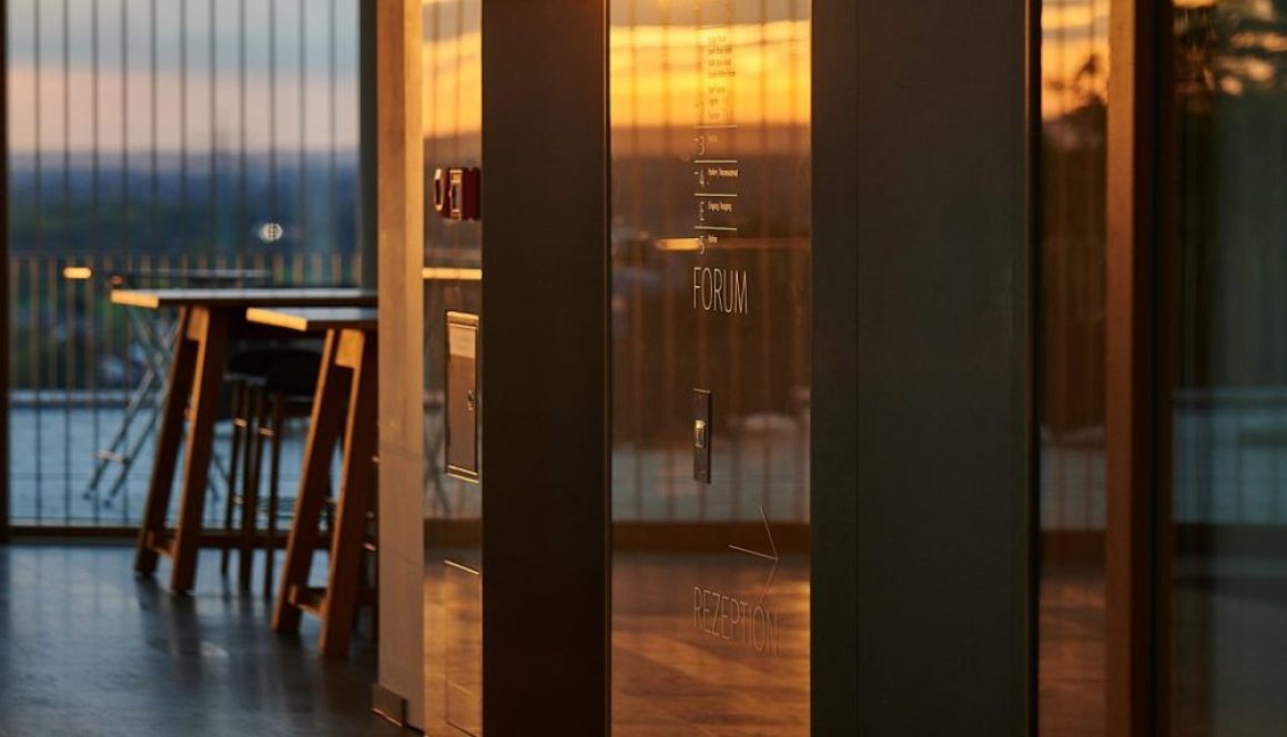 Sonnenuntergang im Foyer eines modernen Tagungshauses