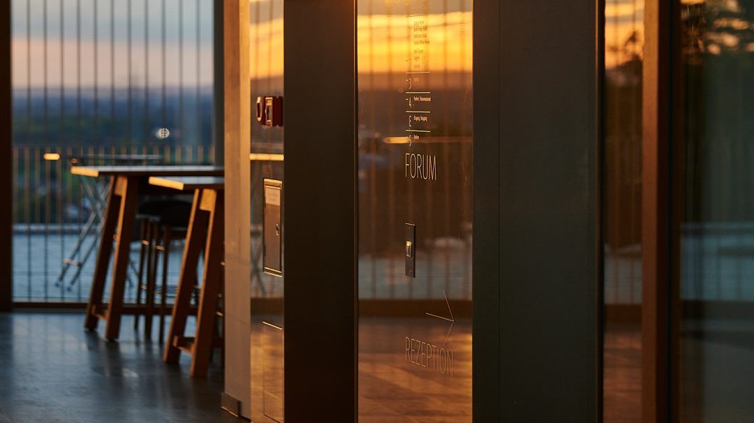Sonnenuntergang im Foyer eines modernen Tagungshauses